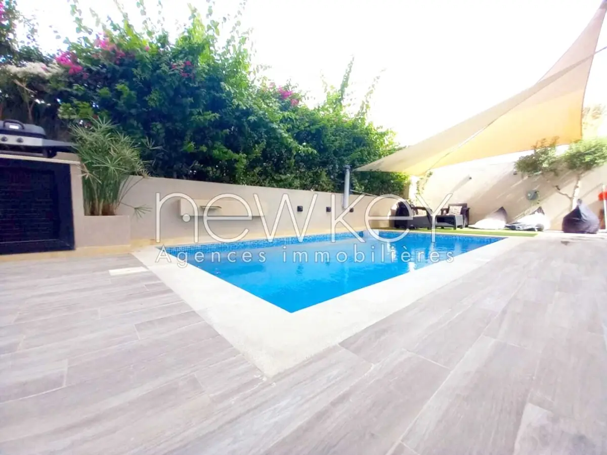 Un Superbe Rez-de-chaussée Meublé S3 avec piscine à La Soukra