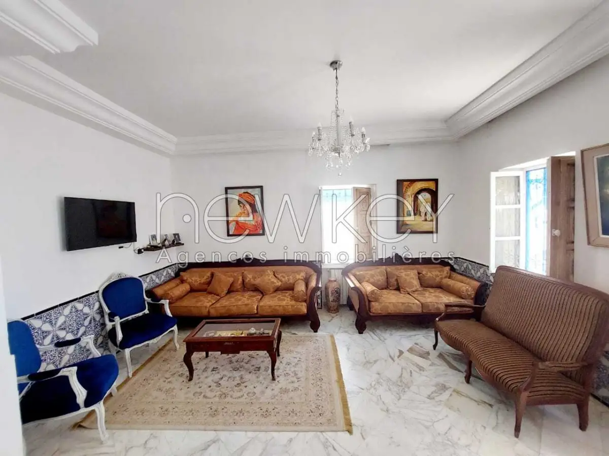 Rdc de villa S+3 semi meublé à la Marsa