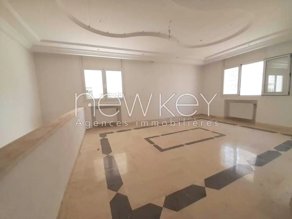 Duplex S+4 avec jardin à louer à Ain Zaghouan Nord