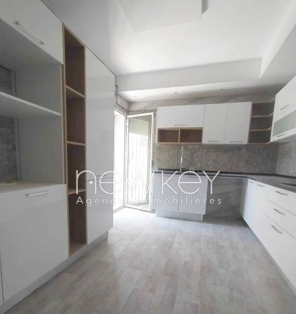 Un Rez-de-chaussée Neuf S+3 avec jardin à La Soukra