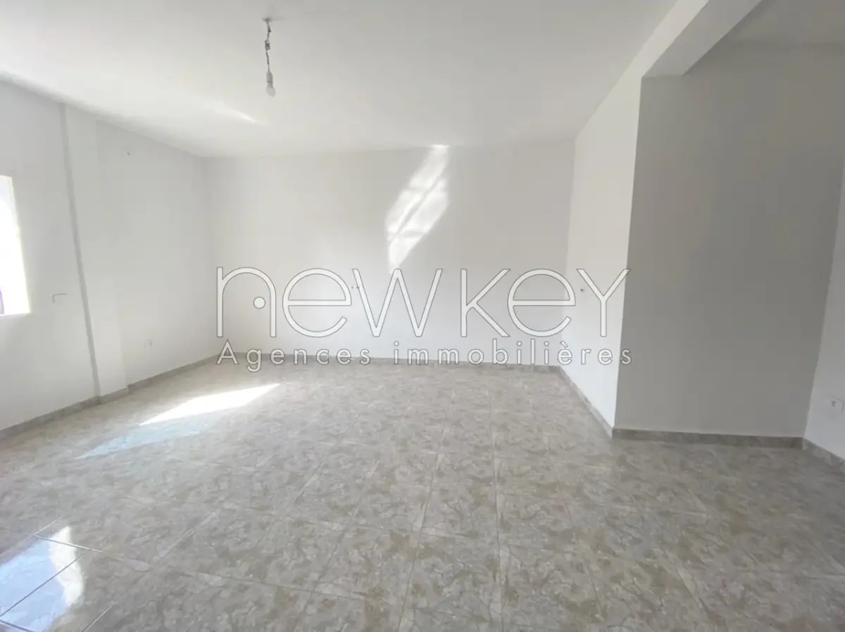 Un étage de villa S+2 jamais habité à La Soukra