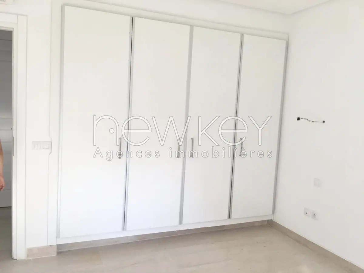 Triplex Haut Standing S+4 à La Soukra