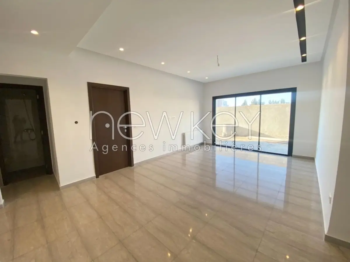 Un Appartement S+2 avec jardin à vendre à Chotrana 1