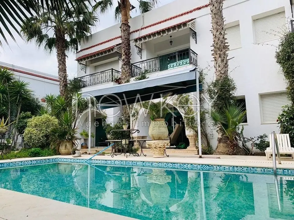 Superbe Villa S+4 avec piscine à Louer La Soukra