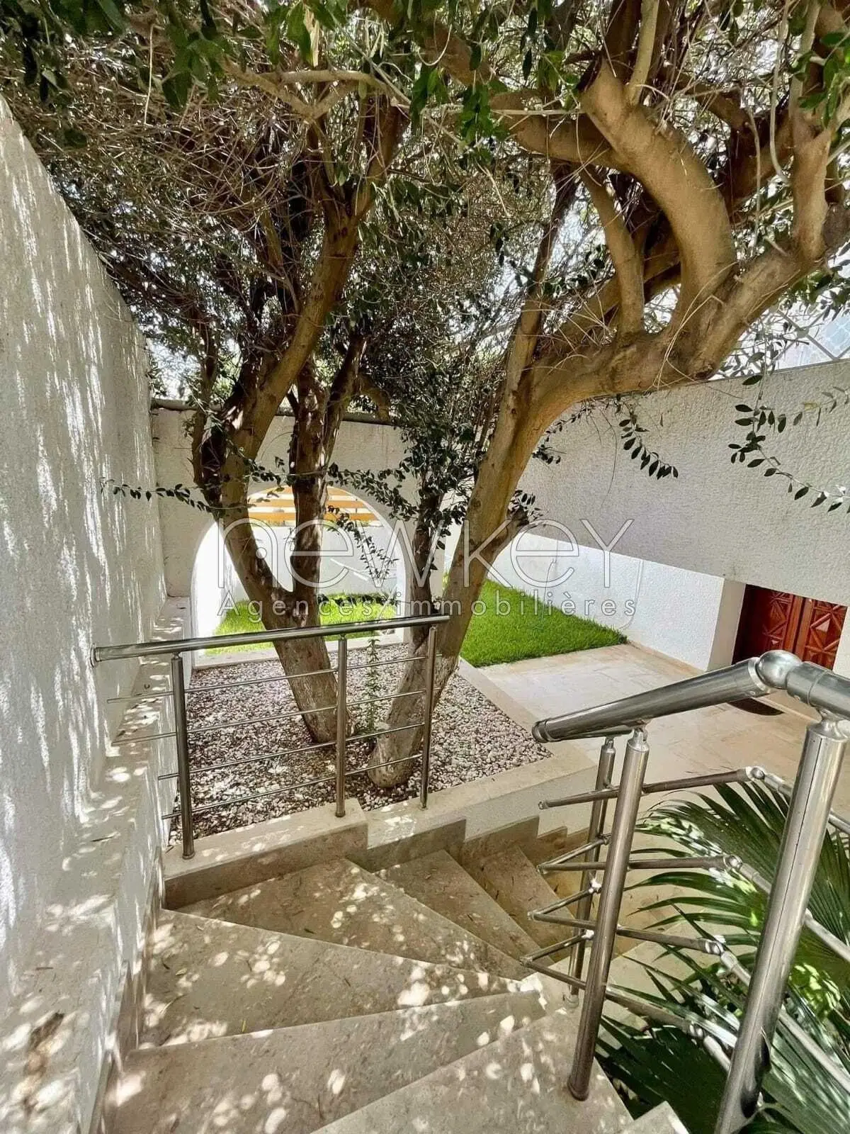 Magnifique rez de jardin S+2 à louer
