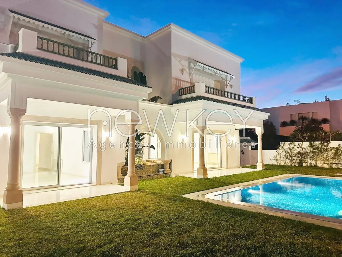 villa avec piscine et jardin à louer aux Berges du Lac 2
