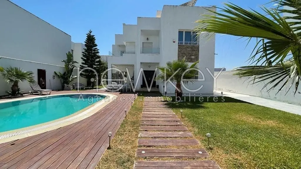 A louer une villa  s+5 meublé avec piscine à Gammarth