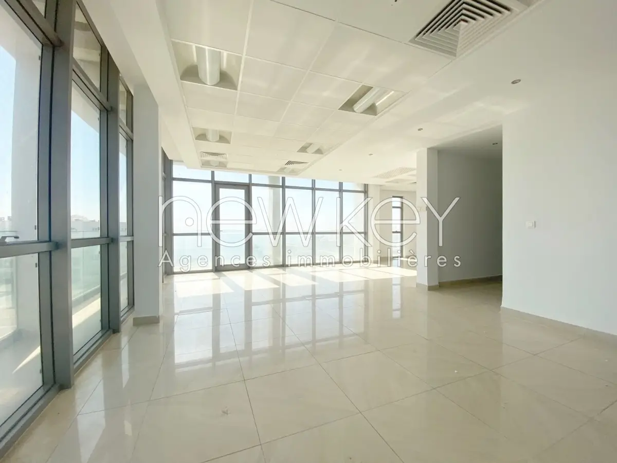 Etages de bureaux de 973m² à louer aux Berges du Lac 1