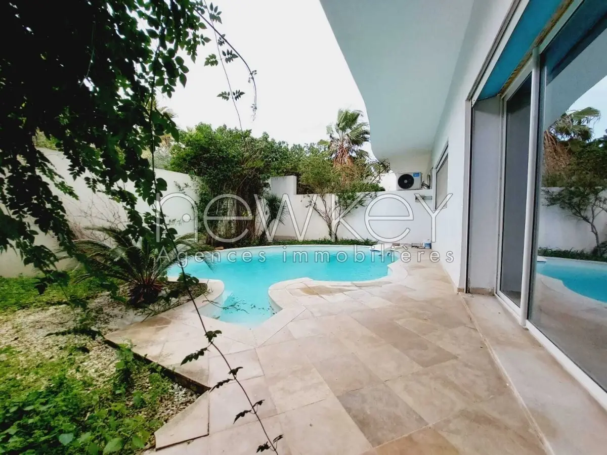 Un joli triplex S+5 à louer à Gammarth