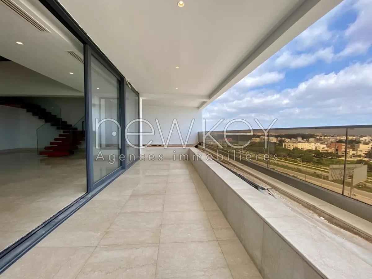 Penthouse en duplex avec piscine à louer aux berges du lac 2