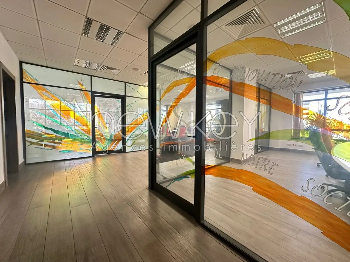 Bureau de 215 m² à louer au Lac 2