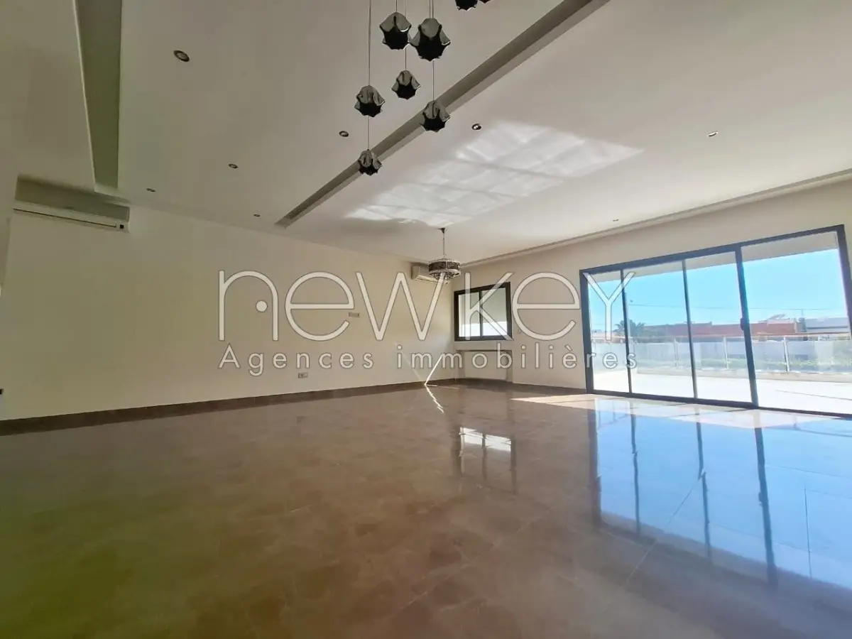 Un Etage de Villa S+3 à louer à La Soukra