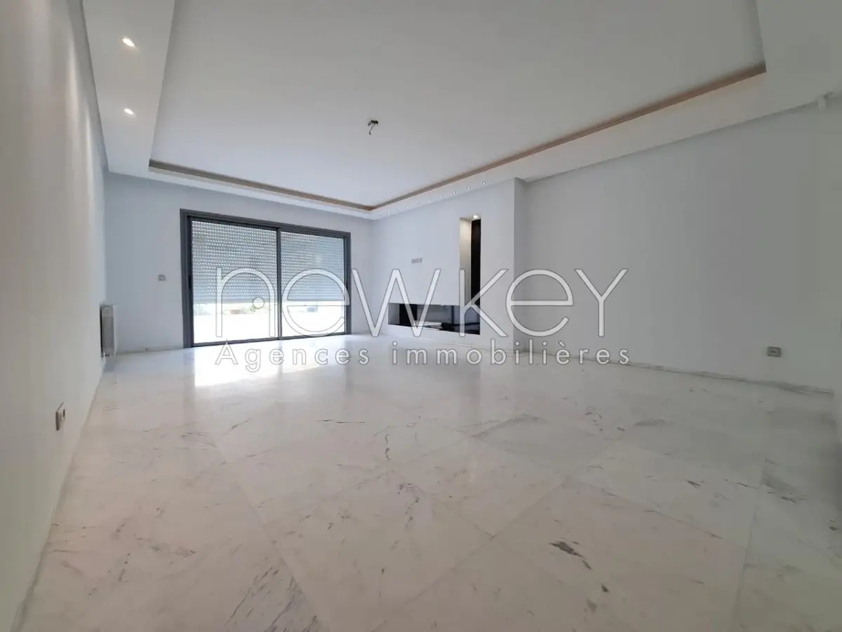 Un Appartement S+3 à vendre à La Soukra
