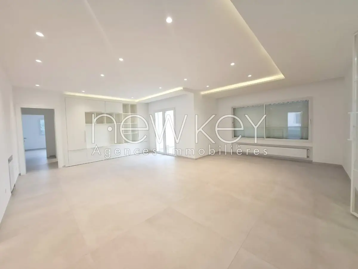 Un Bel Appartement S+3 à louer à La Soukra