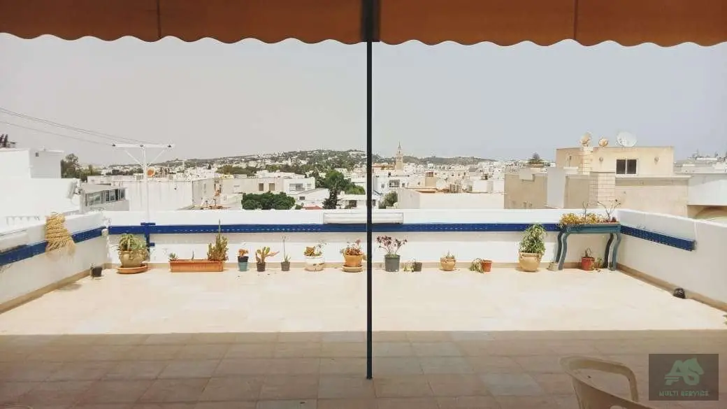 S 1 avec une grande terrasse à la Marsa