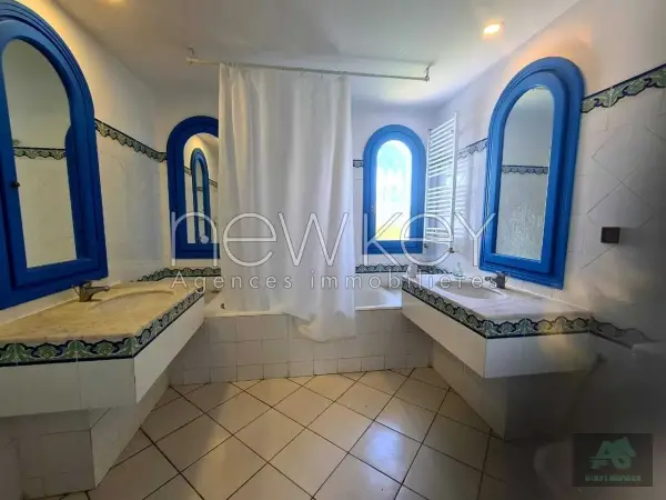 une magnifique villa s+5 à Gammarth