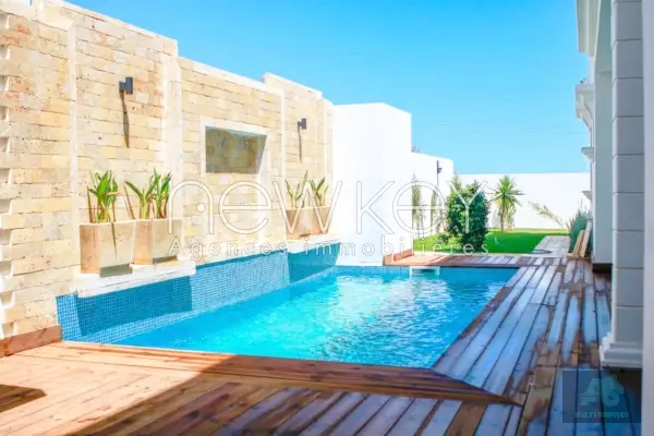 Un Rez-de-chaussée S4 avec une piscine à La Soukra