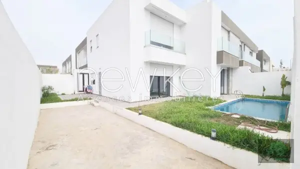 Superbe Villa avec Piscine et Jardin à La Soukra