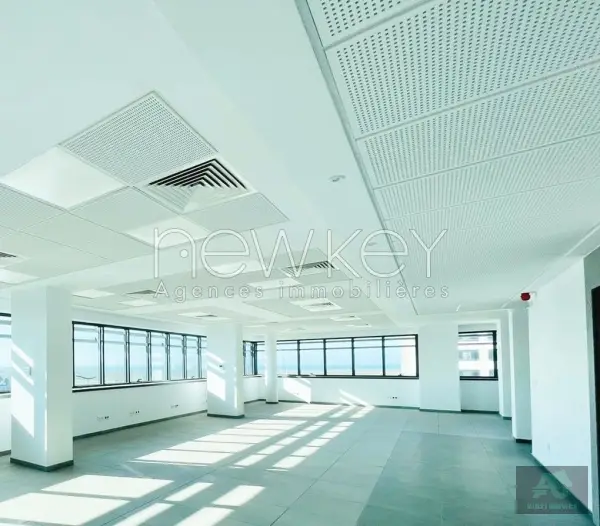 Immeuble de 3708m² à louer à la zone d'activité kheireddine