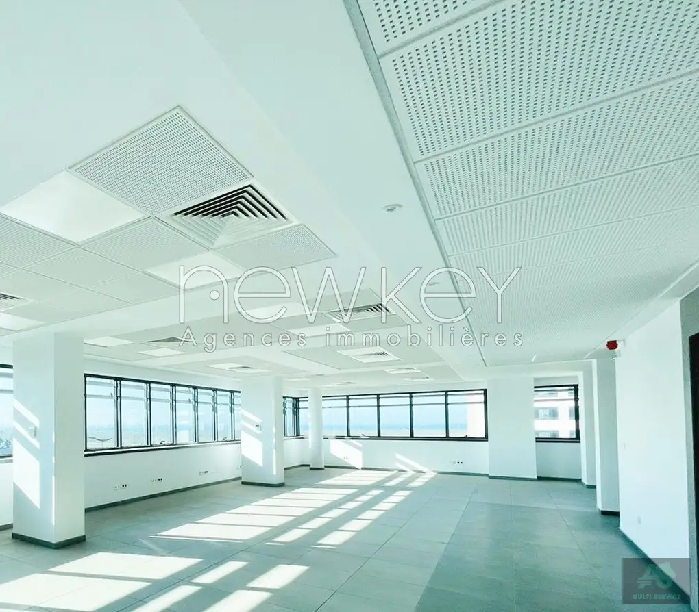Immeuble de 3708m² à louer à la zone d'activité kheireddine