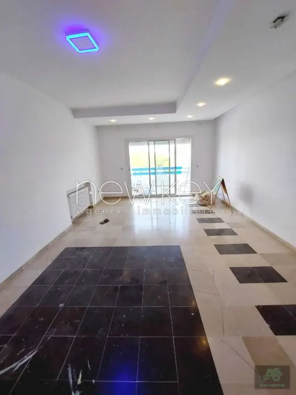 Appartement S+3 vide à Sidi Daoued