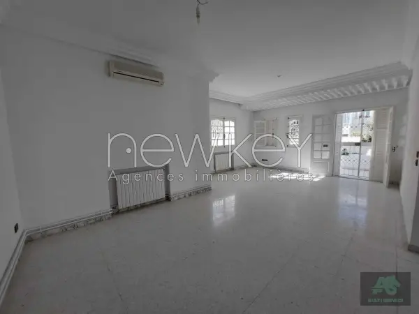 villa s+4 à La Marsa