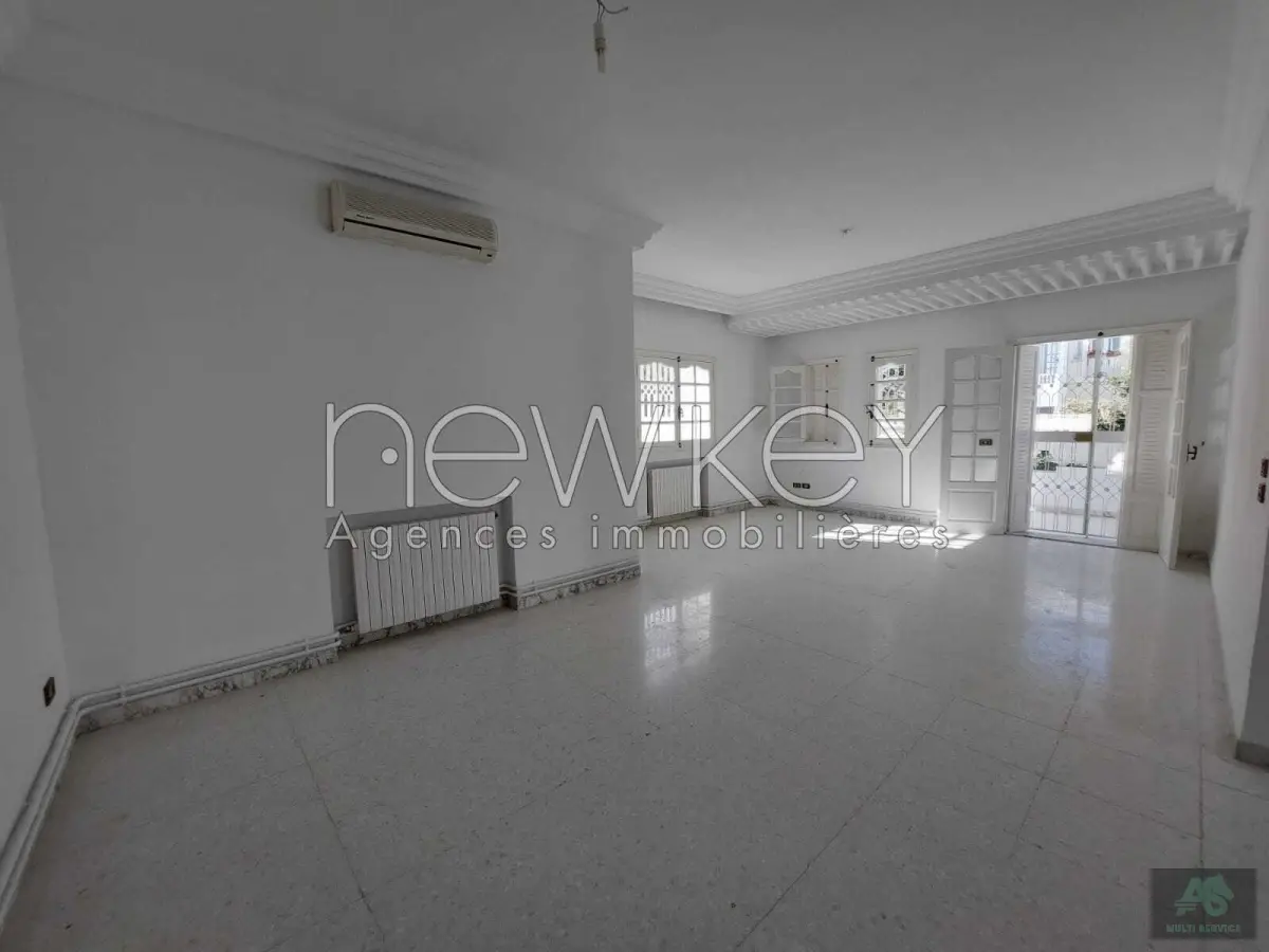 villa s+4 à La Marsa