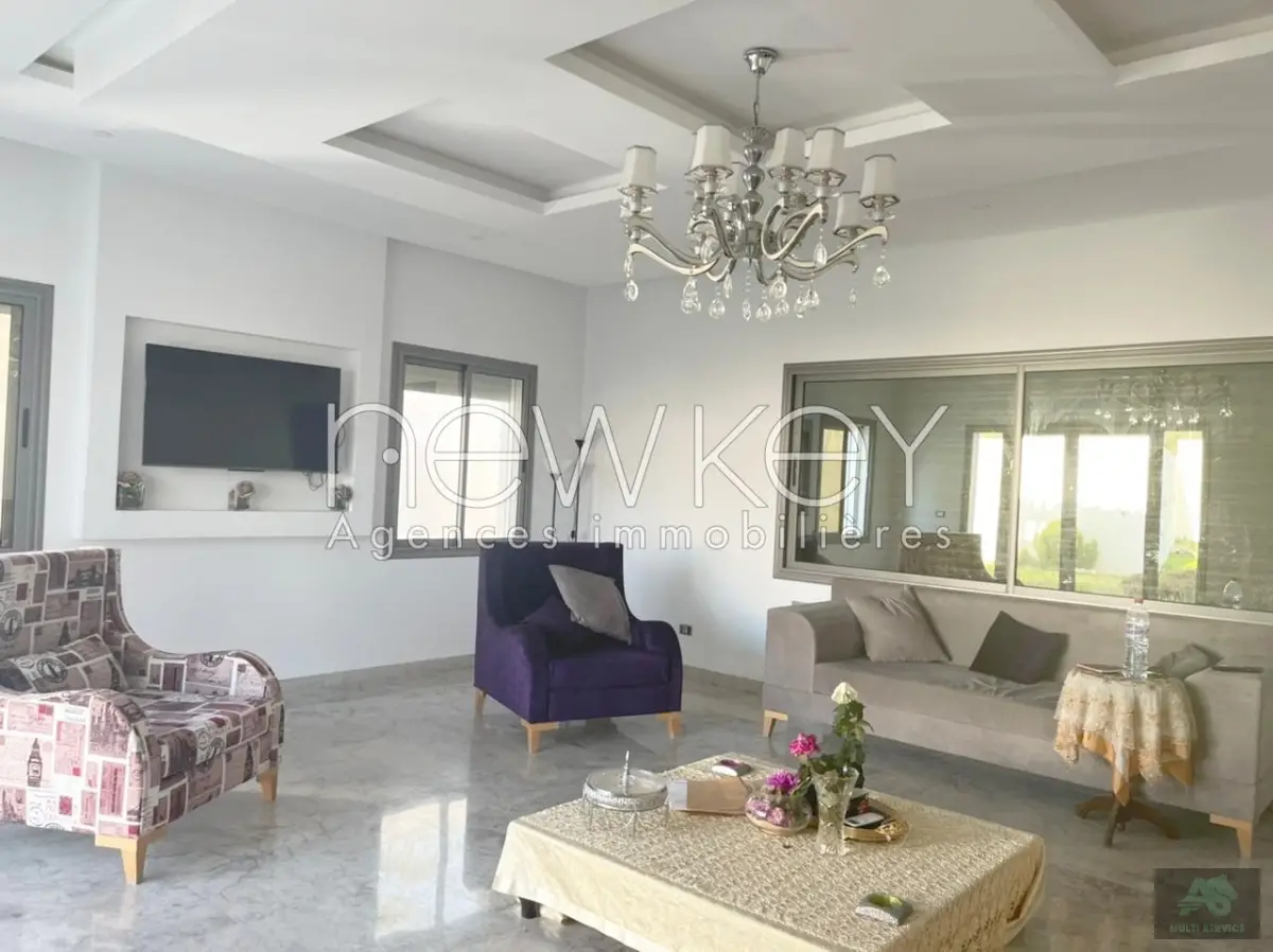 Grande villa à vendre à La Soukra