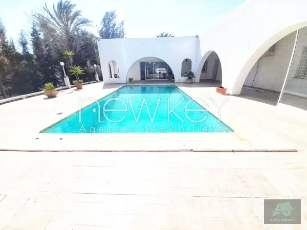Une Somptueuse Villa de Maître à Louer à La Soukra