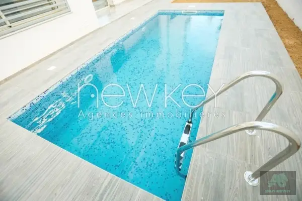 Une Villa S5 haut standing à vendre à La Soukra