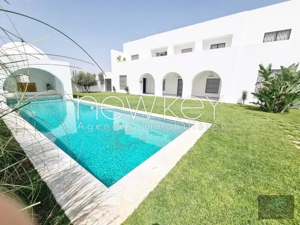 Une Belle villa avec piscine à louer à La Soukra