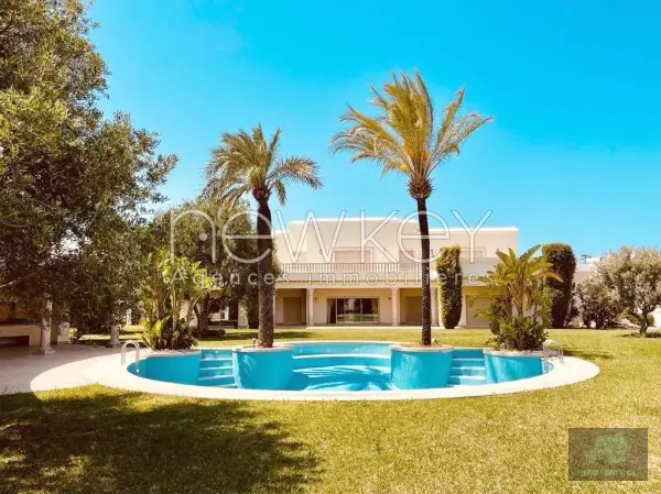 Une Somptueuse Villa de Maître à vendre à La Soukra