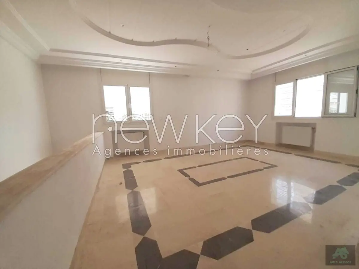 Duplex S+4 avec jardin à louer à Ain Zaghouan Nord
