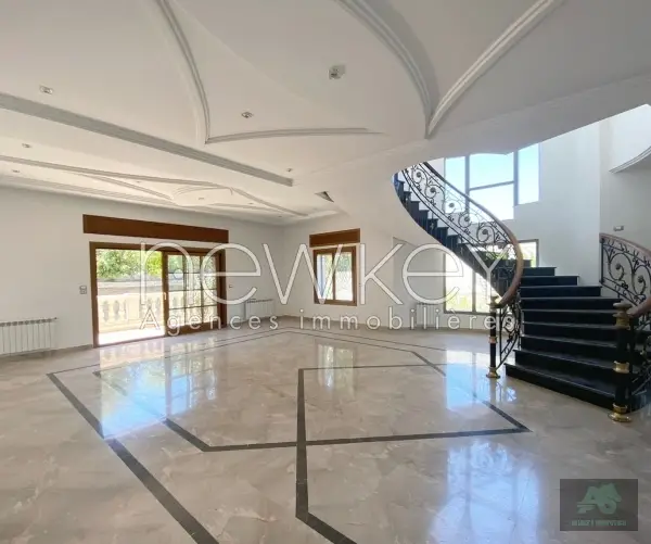 Une Belle Villa avec piscine à louer à Ain Zaghouan