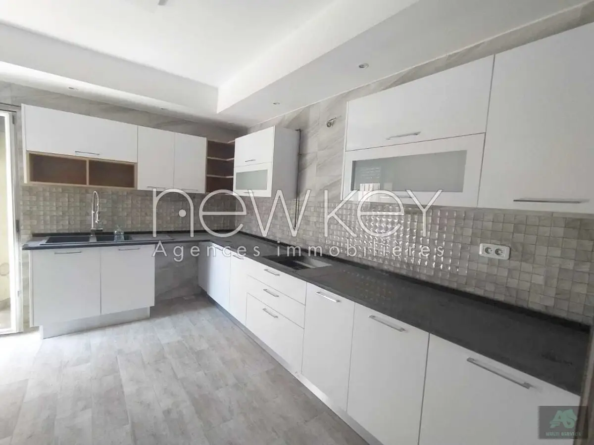 Un immeuble R+2 à vendre à La Soukra
