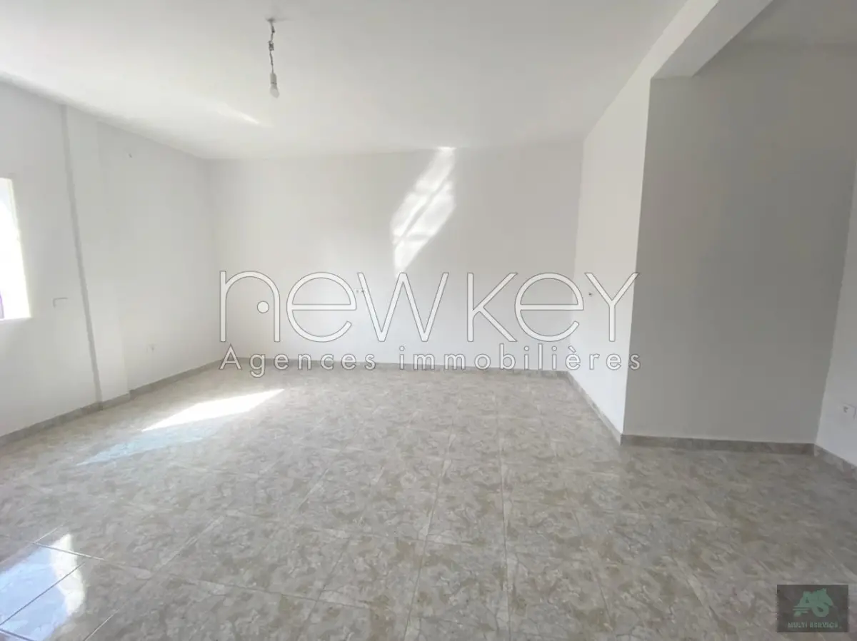 Un étage de villa S+2 jamais habité à La Soukra
