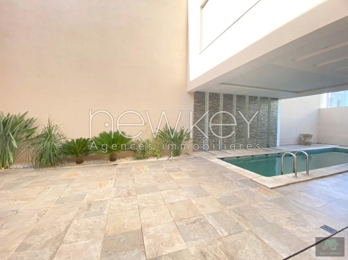 Superbe Villa S+5 Avec Piscine à louer à la Soukra