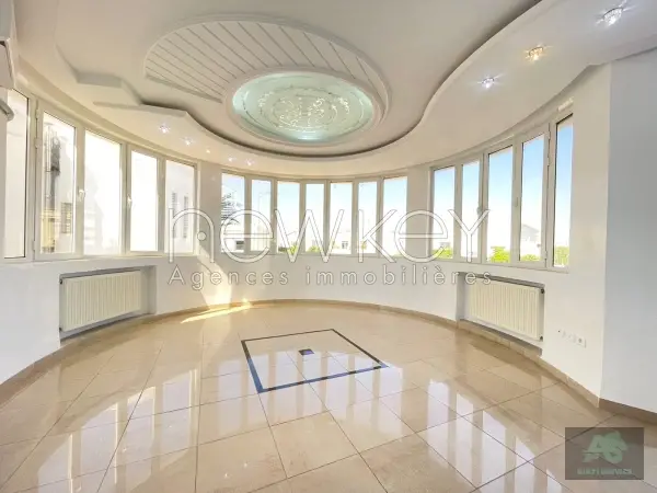 Villa à usage de bureaux à louer aux Berges du Lac 2