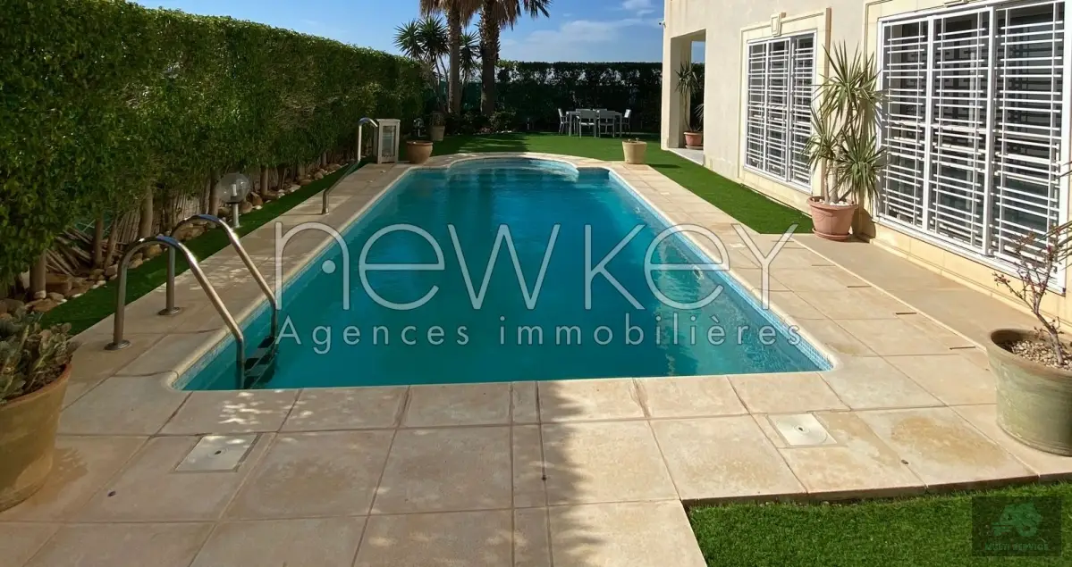 Appartement s3 meublé avec piscine et jardin aux berges du lac
