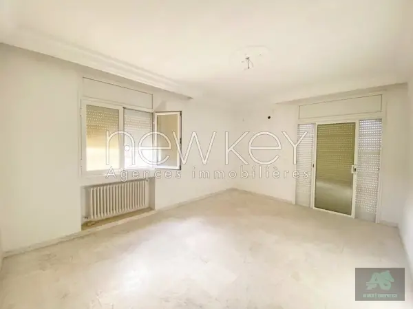 Un Spacieux étage de villa S+4 à La Soukra