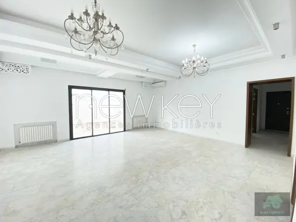 Villa S+3 Avec Jardin à Vendre à Chotrana 2