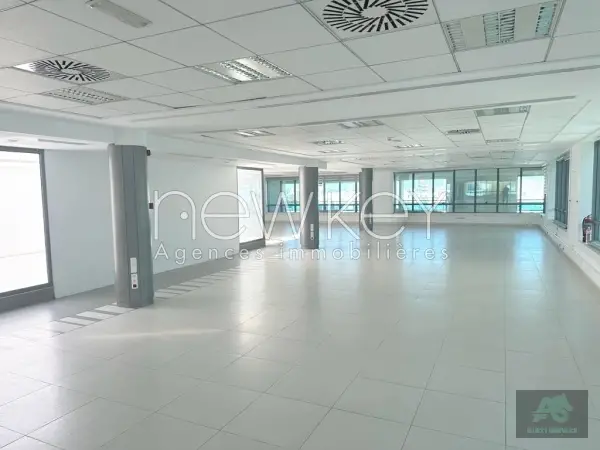 Etage de bureau open-space à louer au Lac 2