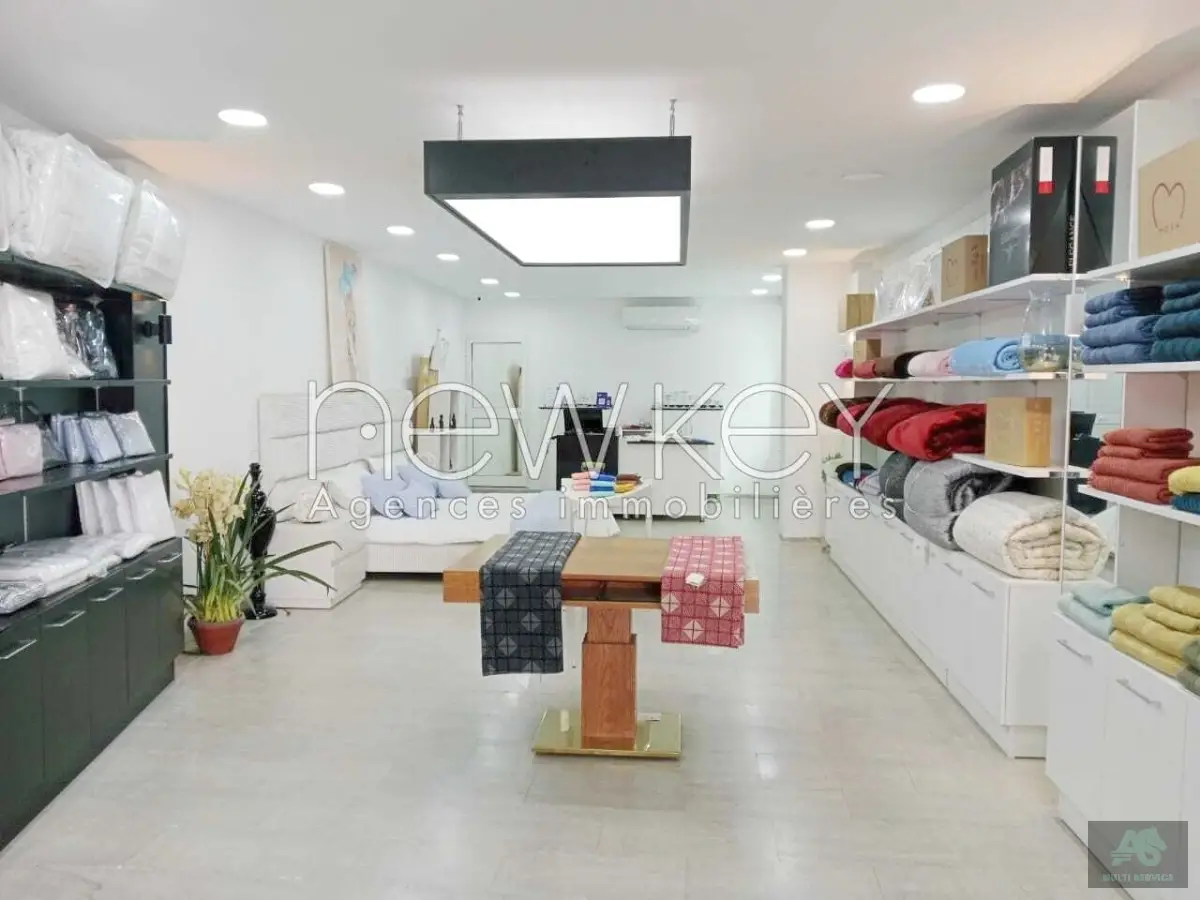 Fonds de commerce de 100 m² sur l'artère principale de La Soukra