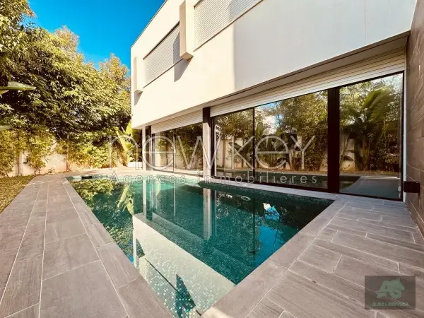 Villa moderne avec piscine et jardin à louer au Lac 2