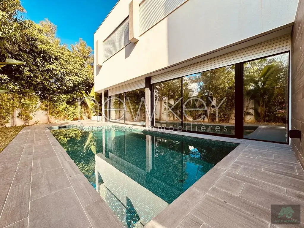 Villa moderne avec piscine et jardin à louer au Lac 2