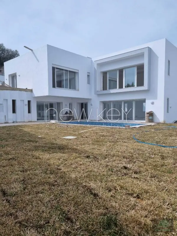 Belle villa s+6 à Gammarth