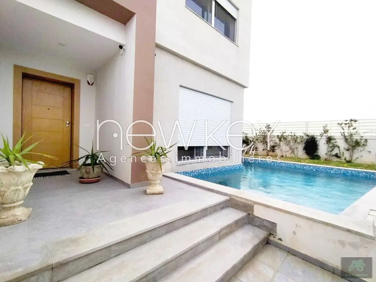 Un Superbe Triplex Meublé S+5 avec piscine à La Soukra