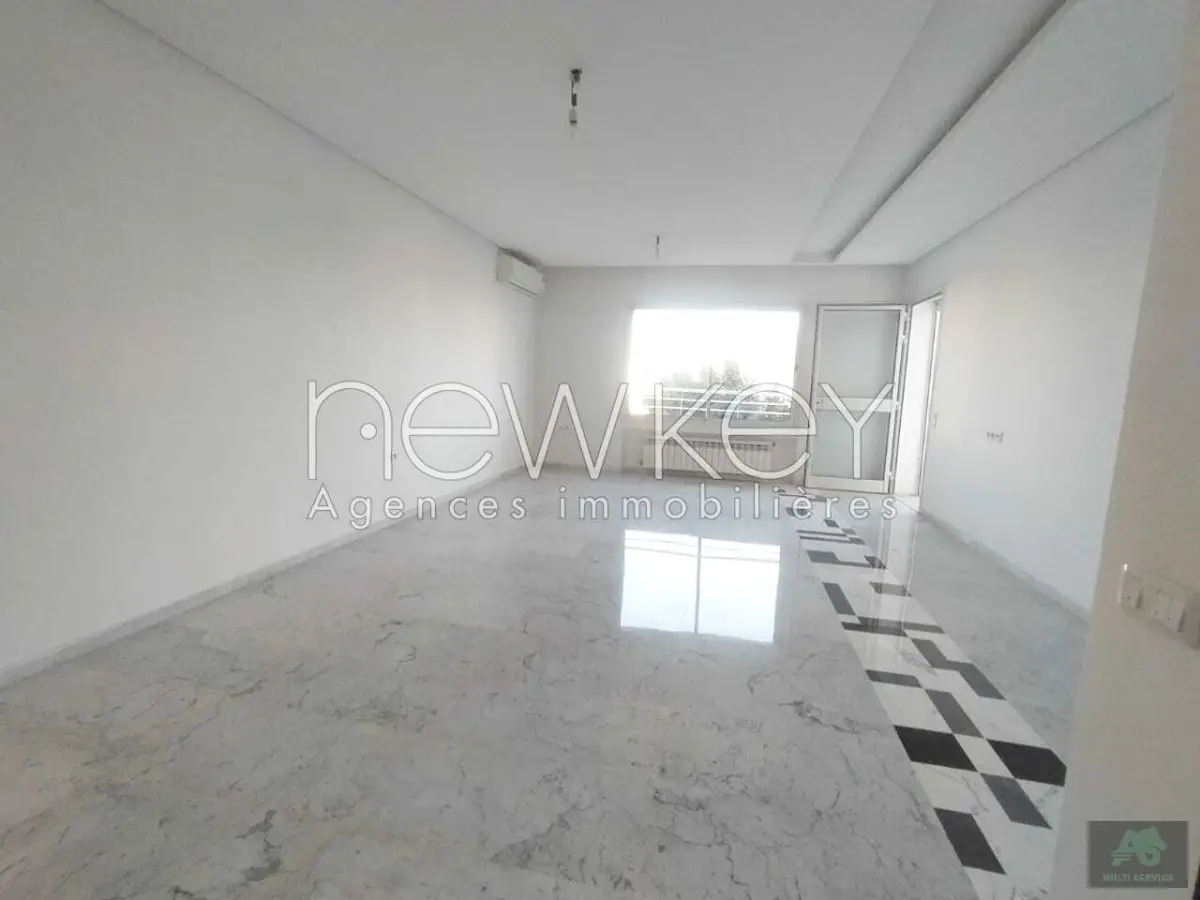 Un Spacieux Appartement S+4 Neuf à vendre à La Soukra