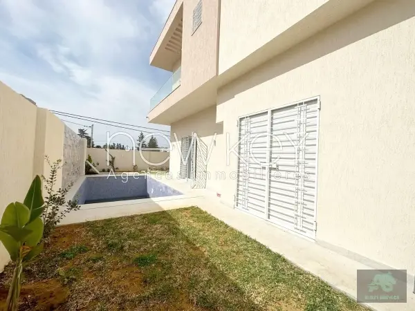 Une Villa en Triplex S+5 avec piscine à La Soukra
