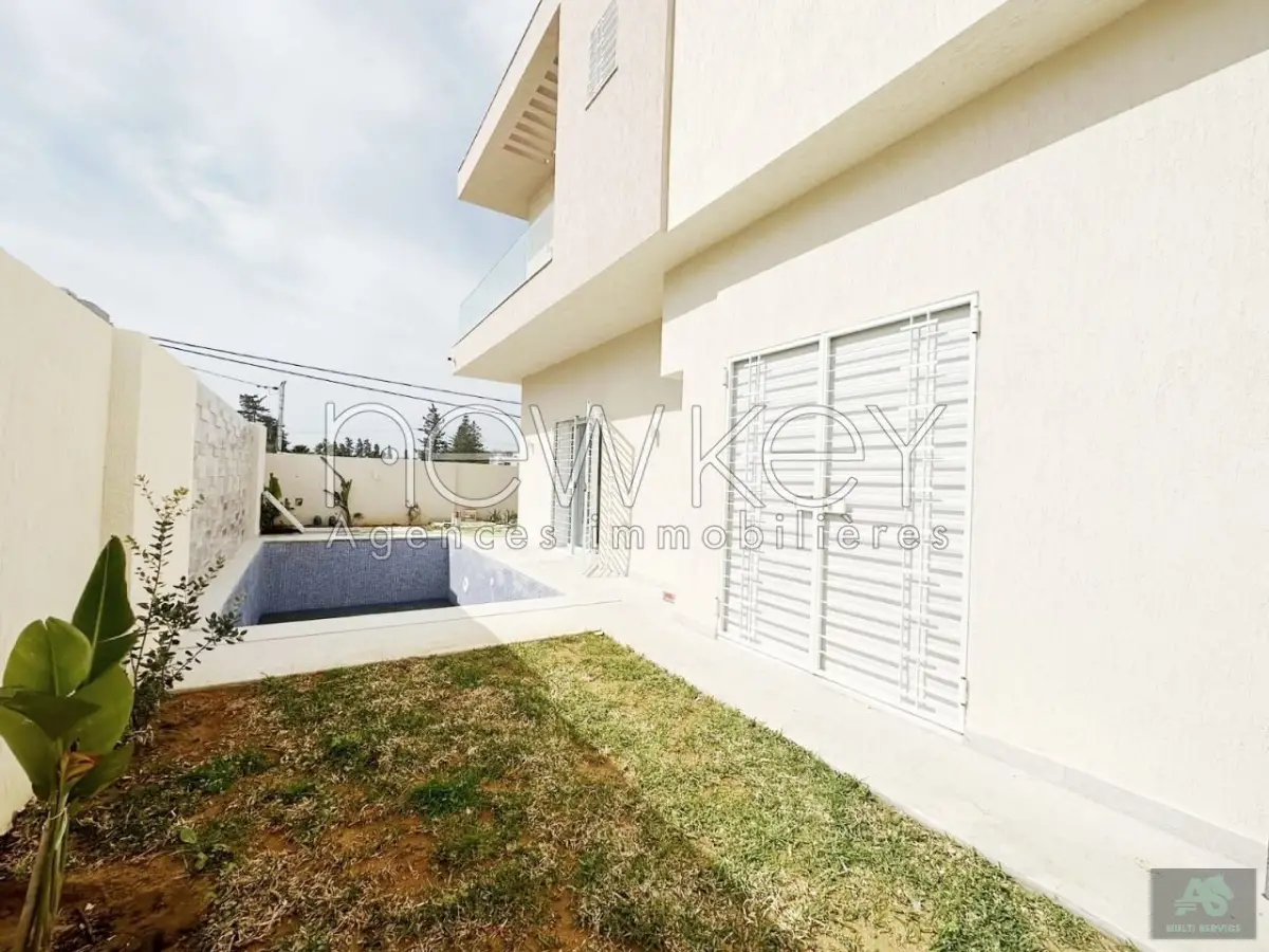Une Superbe Villa S+5 à vendre à La Soukra